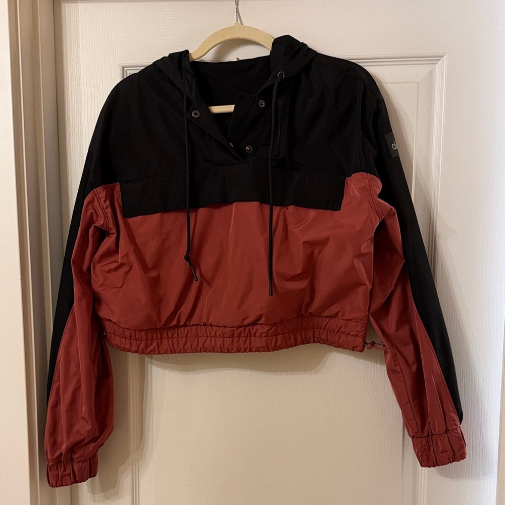 ALO Yoga Black and Rust Cropped Windbreaker Jacket